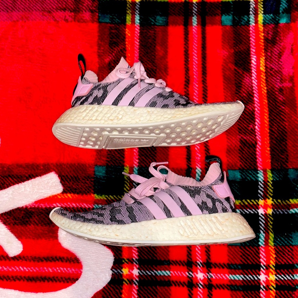 ADIDAS NMDs R2 💗